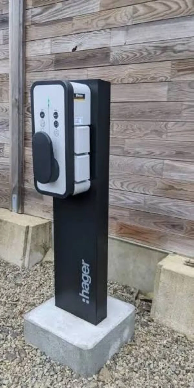 Borne de recharge par Azurelec Provence
